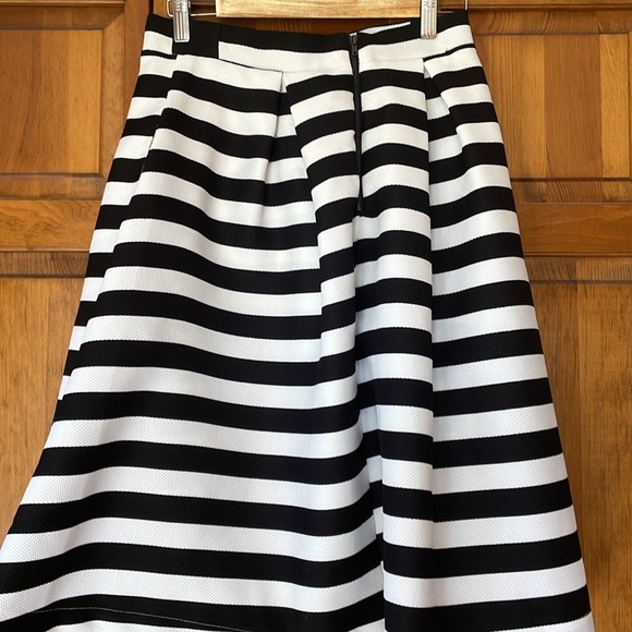 Bird sequence. Haute monde skirt - Picture 2 of 10